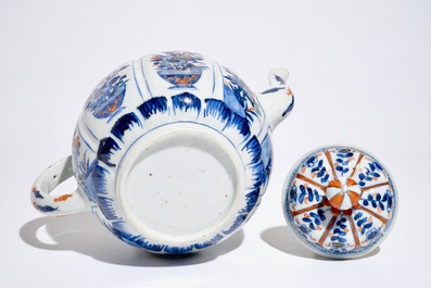 Une grande th&eacute;i&egrave;re couverte en forme de lotus en porcelaine de Chine de style Imari, Kangxi
