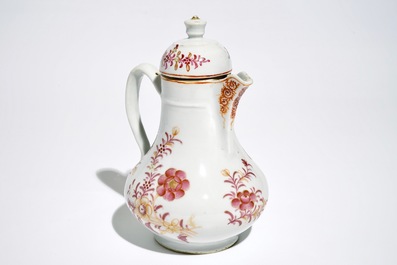 Une verseuse couverte en porcelaine de Chine pour l'export, Qianlong