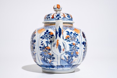 Une grande th&eacute;i&egrave;re couverte en forme de lotus en porcelaine de Chine de style Imari, Kangxi