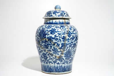 Een grote Chinese blauwwitte dekselvaas met lotusslingers, Kangxi