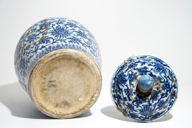 Een grote Chinese blauwwitte dekselvaas met lotusslingers, Kangxi