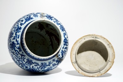 Een grote Chinese blauwwitte dekselvaas met lotusslingers, Kangxi