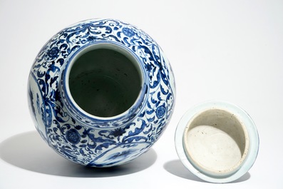 Un grand vase couvert de forme balustre en porcelaine de Chine bleu et blanc, Wanli