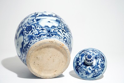 Un grand vase couvert de forme balustre en porcelaine de Chine bleu et blanc, Wanli