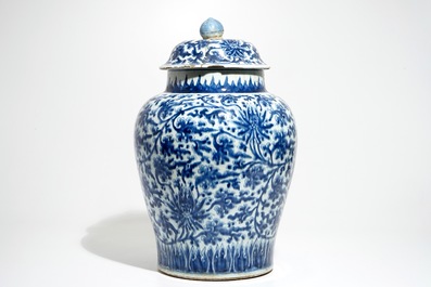 Een grote Chinese blauwwitte dekselvaas met lotusslingers, Kangxi