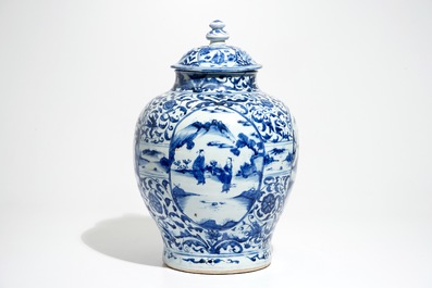 Un grand vase couvert de forme balustre en porcelaine de Chine bleu et blanc, Wanli