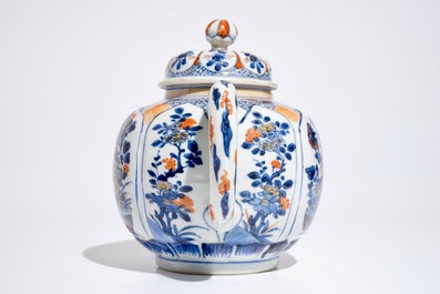 Une grande th&eacute;i&egrave;re couverte en forme de lotus en porcelaine de Chine de style Imari, Kangxi