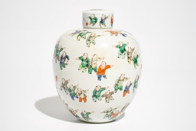 A small Chinese famille verte lidded jar with "100 boys", Kangxi mark, 19th C.