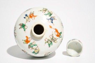 A small Chinese famille verte lidded jar with "100 boys", Kangxi mark, 19th C.