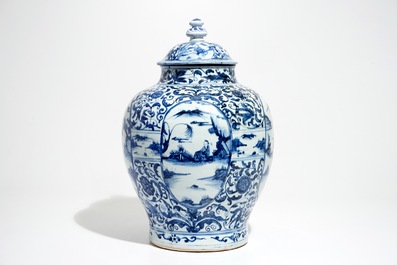 Un grand vase couvert de forme balustre en porcelaine de Chine bleu et blanc, Wanli