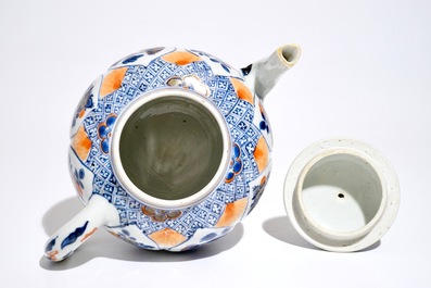 Une grande th&eacute;i&egrave;re couverte en forme de lotus en porcelaine de Chine de style Imari, Kangxi