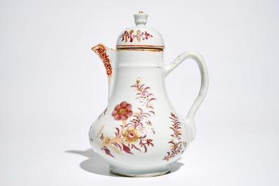 Une verseuse couverte en porcelaine de Chine pour l'export, Qianlong