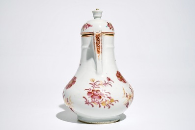 Une verseuse couverte en porcelaine de Chine pour l'export, Qianlong