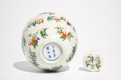 A small Chinese famille verte lidded jar with "100 boys", Kangxi mark, 19th C.