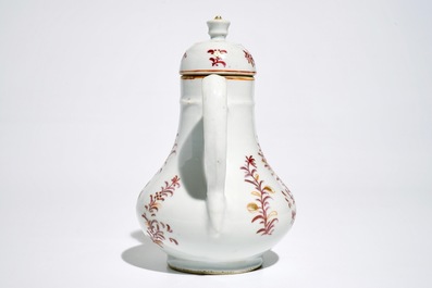 Une verseuse couverte en porcelaine de Chine pour l'export, Qianlong