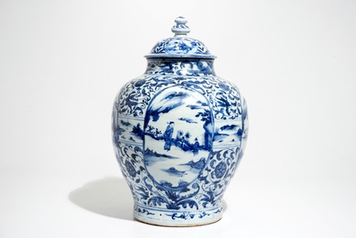 Un grand vase couvert de forme balustre en porcelaine de Chine bleu et blanc, Wanli