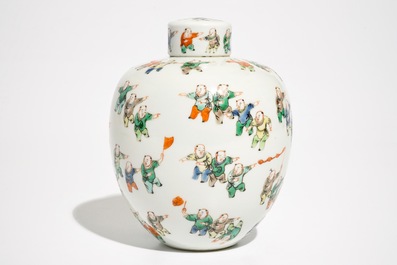 A small Chinese famille verte lidded jar with "100 boys", Kangxi mark, 19th C.