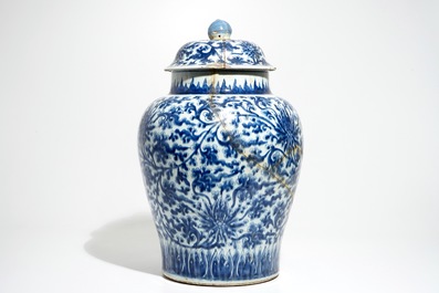 Een grote Chinese blauwwitte dekselvaas met lotusslingers, Kangxi