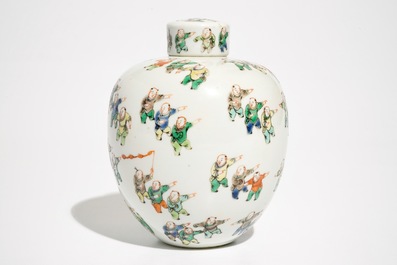 A small Chinese famille verte lidded jar with "100 boys", Kangxi mark, 19th C.