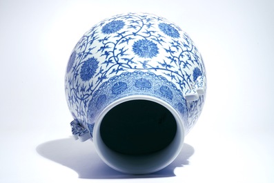 Een Chinese blauwwitte hu vaas met lotusslingers, Qianlong merk, 20e eeuw
