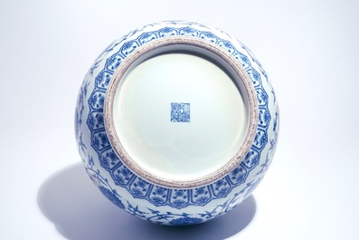 Een Chinese blauwwitte hu vaas met lotusslingers, Qianlong merk, 20e eeuw