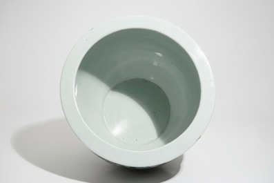 Un aquarium en porcelaine de Chine famille verte, 19&egrave;me