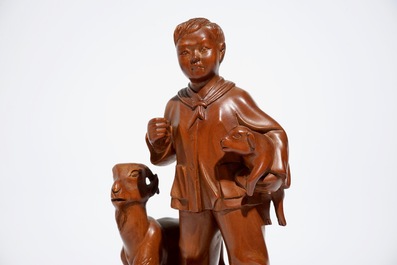 Quatre figures en bois sculpt&eacute; figurant des ouvriers, Chine, &eacute;poque R&eacute;volution Culturelle