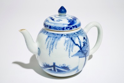 Une th&eacute;i&egrave;re en porcelaine de Chine bleu et blanc &agrave; d&eacute;cor de "La Romance de la chambre de l'ouest", Yongzheng