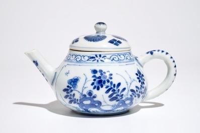 Une th&eacute;i&egrave;re en porcelaine de Chine bleu et blanc aux personages, Kangxi