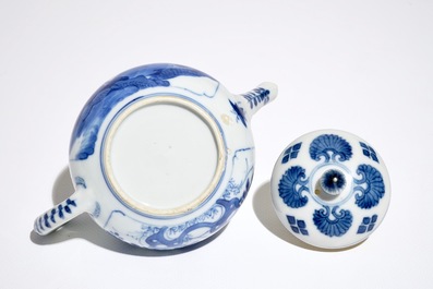 Une th&eacute;i&egrave;re en porcelaine de Chine bleu et blanc aux personages, Kangxi