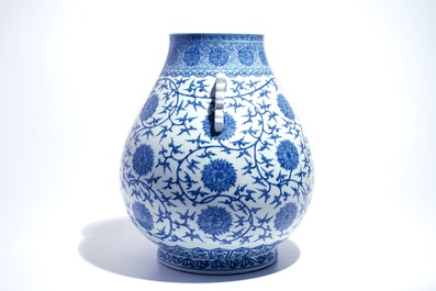 Een Chinese blauwwitte hu vaas met lotusslingers, Qianlong merk, 20e eeuw