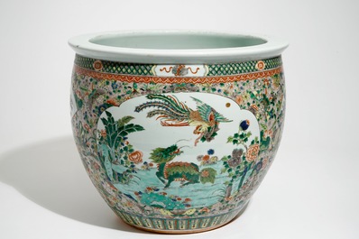 Un aquarium en porcelaine de Chine famille verte, 19&egrave;me