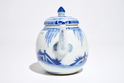Une th&eacute;i&egrave;re en porcelaine de Chine bleu et blanc &agrave; d&eacute;cor de "La Romance de la chambre de l'ouest", Yongzheng