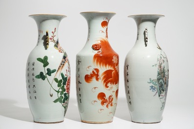 Drie grote Chinese famille rose en ijzerrode vazen, 19/20e eeuw