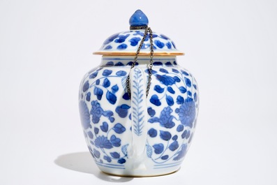 Une th&eacute;i&egrave;re en porcelaine de Chine bleu et blanc &agrave; d&eacute;cor floral, Kangxi