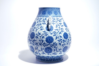 Een Chinese blauwwitte hu vaas met lotusslingers, Qianlong merk, 20e eeuw