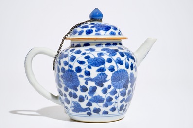 Une th&eacute;i&egrave;re en porcelaine de Chine bleu et blanc &agrave; d&eacute;cor floral, Kangxi