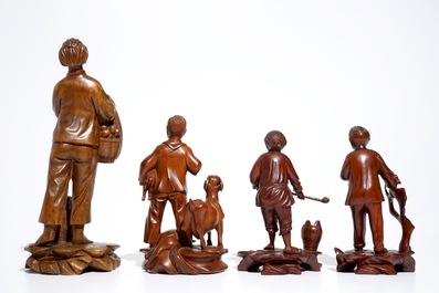 Quatre figures en bois sculpt&eacute; figurant des ouvriers, Chine, &eacute;poque R&eacute;volution Culturelle