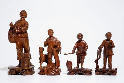 Quatre figures en bois sculpt&eacute; figurant des ouvriers, Chine, &eacute;poque R&eacute;volution Culturelle