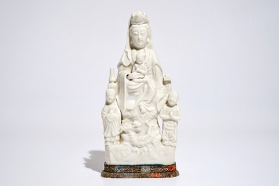 Un mod&egrave;le d'une Guanyin &agrave; l'enfant en porcelaine de Chine de Dehua, blanc de Chine, Kangxi