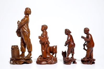 Quatre figures en bois sculpt&eacute; figurant des ouvriers, Chine, &eacute;poque R&eacute;volution Culturelle
