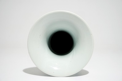Un vase de forme yenyen en porcelaine de Chine bleu et blanc, Kangxi