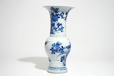 Un vase de forme yenyen en porcelaine de Chine bleu et blanc, Kangxi