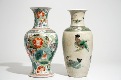 Deux vases en porcelaine de Chine famille verte, 19/20&egrave;me