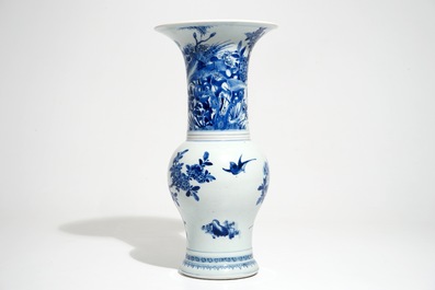 Un vase de forme yenyen en porcelaine de Chine bleu et blanc, Kangxi