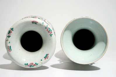 Deux grands vases en porcelaine de Chine famille rose, 19&egrave;me