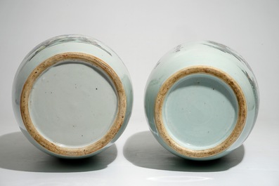 Une paire de grands vases en porcelaine de Chine famille rose, 19/20&egrave;me