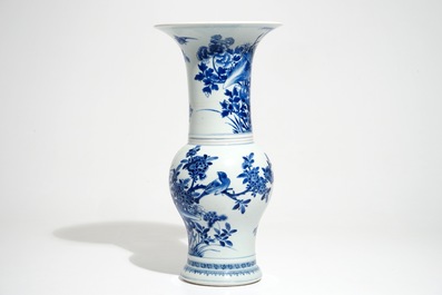 Un vase de forme yenyen en porcelaine de Chine bleu et blanc, Kangxi
