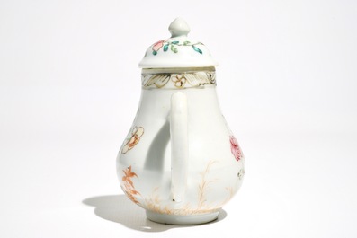 Une verseuse couverte en porcelaine de Chine famille rose, Yongzheng