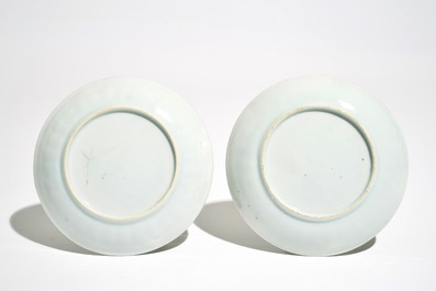 Une paire de tasses et soucoupes en porcelaine de Chine famille rose, Yongzheng/Qianlong